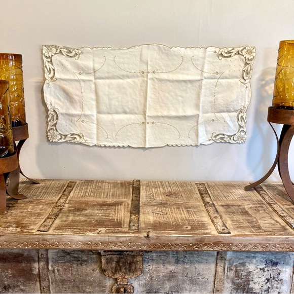 Vintage Off White & Tan Floral Design Table Runner 32.5” x 16.5” Scalloped Edge - Picture 10 of 13